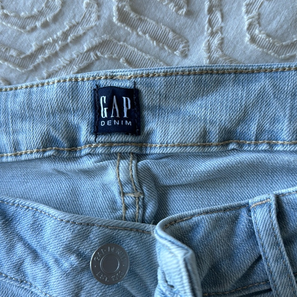 GAP light wash tapered raw hem size 32